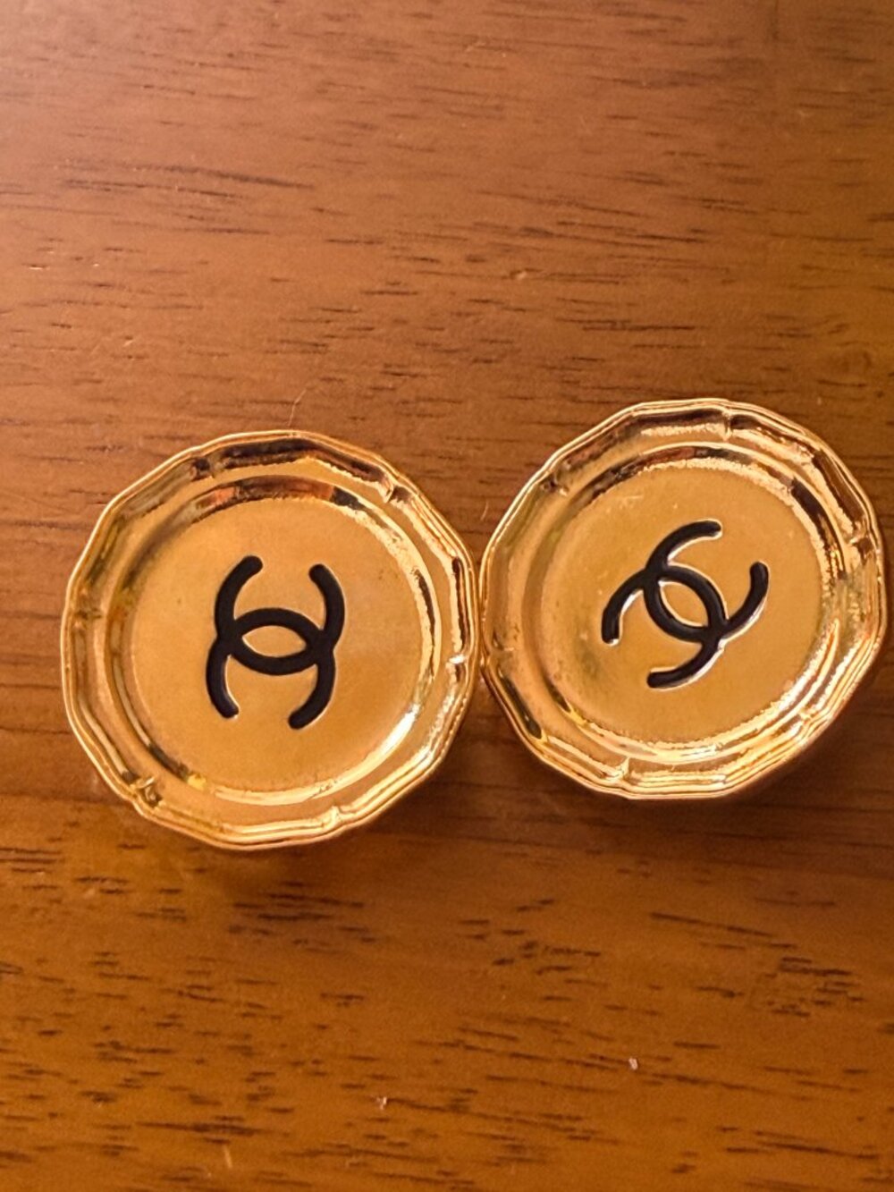 CHANEL VINTAGE AUTHENTIC DISH PLATE CLIP-ON EARRINGS - Picture 2 of 8